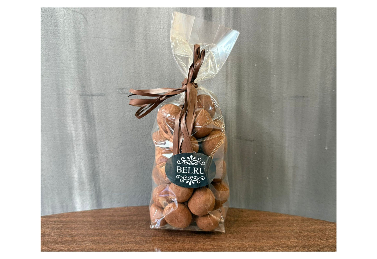 Macadamia nuts in white chocolate and vanilla